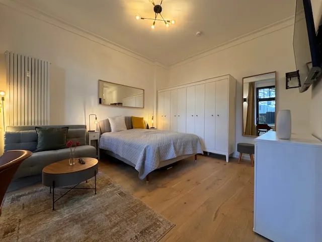 Stilvoll möbliertes Studio im Erdgeschoss mit grosser Terrasse — photo 1